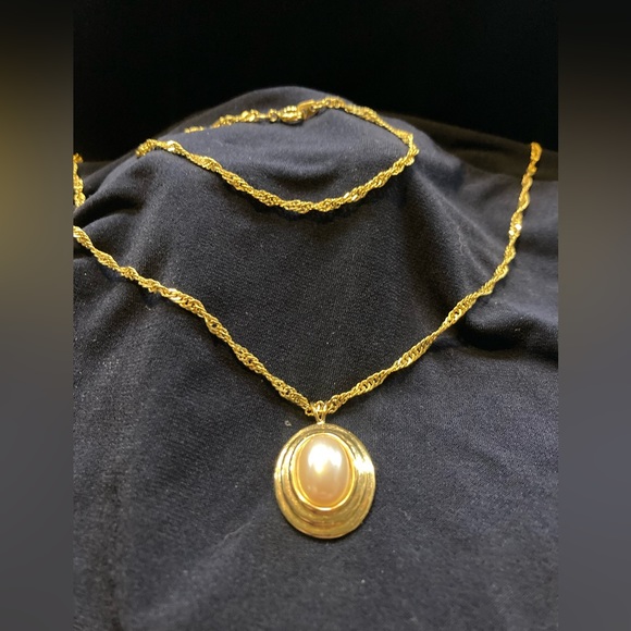 Vintage Avon Necklace and Bracelet Set . Pearl & Gold - Picture 3 of 3